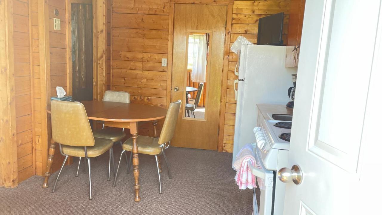 Surrey Rachel'S Motel And Cottages מראה חיצוני תמונה